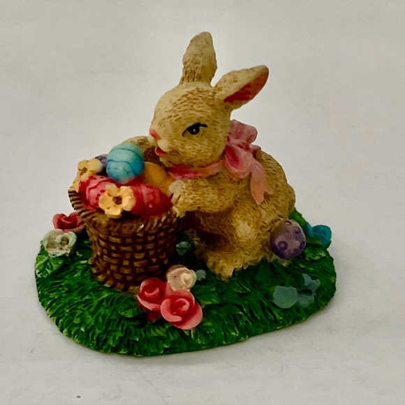 SET OF 4 RESIN EASTER RABBITS IN THEIR GARDENS - Picture 2 of 7